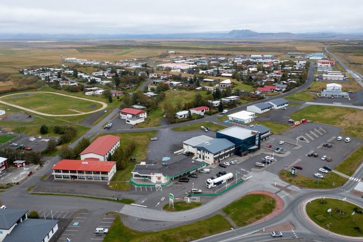 Miðjan á Hellu. Langtímabílastæðin sem um ræðir eru lengst til hægri á myndinni.