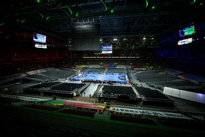 Fyrstu tveir leikir Evrópumótsins í handbolta verða spilaðir í Merkur Spiel-Arena í Düsseldorf.