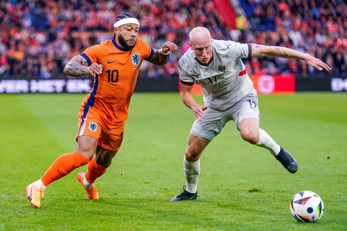 Valgeir í baráttunni við Memphis Depay í æfingaleik Hollands og Íslands fyrir rúmum mánuði.