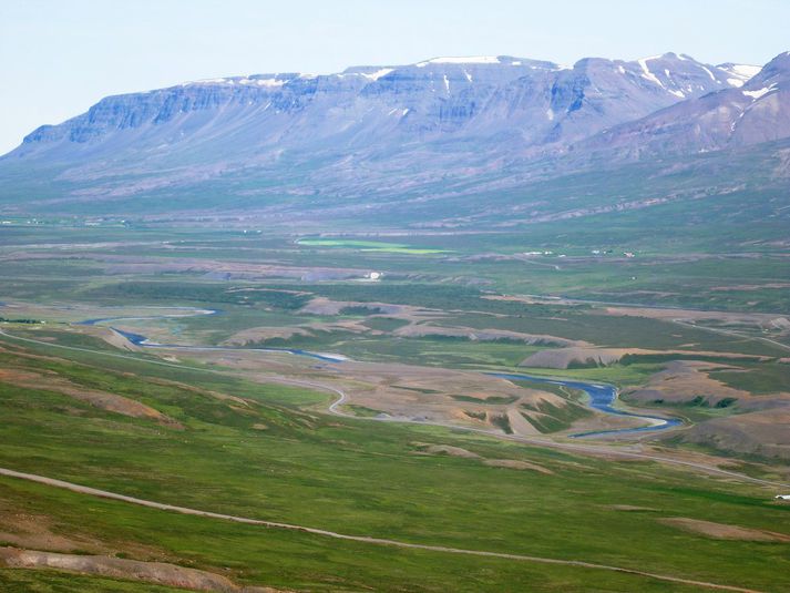 Vegna jarðakaupa sinna á breski auðkýfingurinn James Ratcliffe til dæmis veiðiréttindi í Hofsá í Vopnafirði.