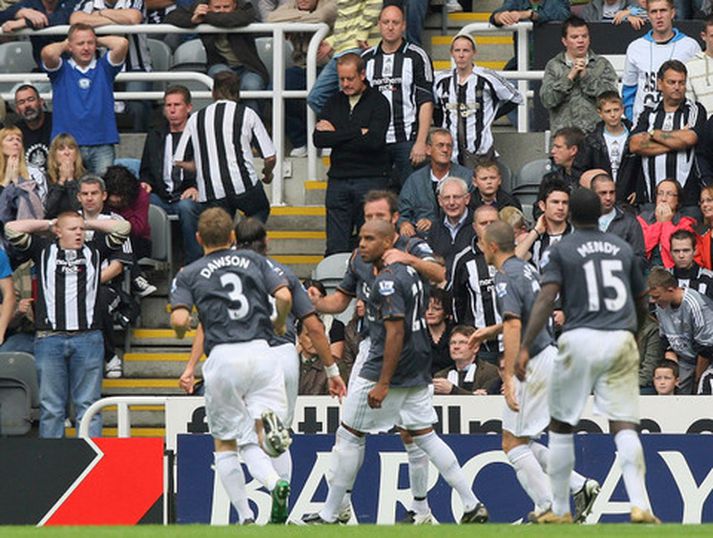 Leikmenn Hull fagna marki í dag en stuðningsmenn Newcastle trúa ekki eigin augum.