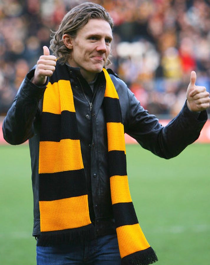 Jimmy Bullard heilsar upp á stuðningsmenn Hull fyrir leik liðsins gegn Millwall í ensku bikarkeppninni.