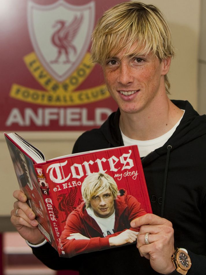 Fernando Torres með bókina sína.