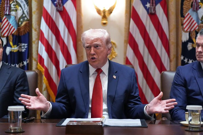 Donald Trump þegar hann ræddi við fréttamenn á ríkisstjórnarfundi í gær. Hann fór þar rasískum orðum um sómölsku þjóðina.