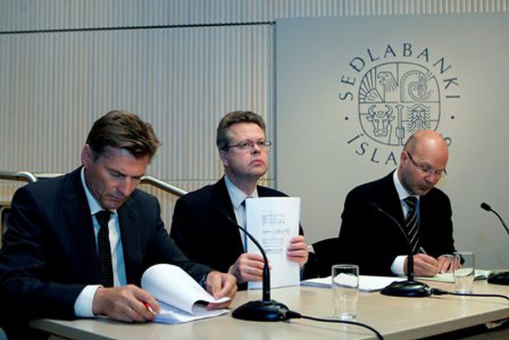 Már Guðmundsson seðlabankastjóri og formaður Peningastefnunefndar ásamt aðstoðarseðlabankastjóra og aðalhagfræðingi. Mynd/ Vilhelm.