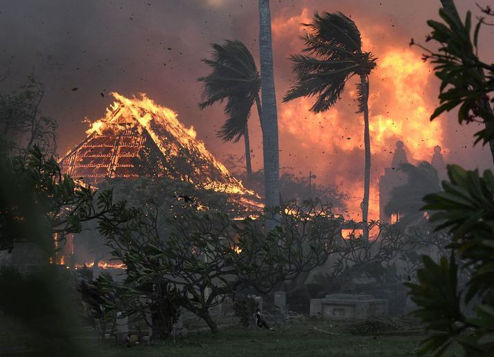 Waiola-kirkjan í Lahaina á Maui alelda í gróðureldunum á þriðjudag.