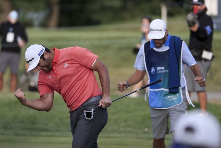 Spánverjinn Jon Rahm fagnar sigurpúttinu sínu á BMW Championship.