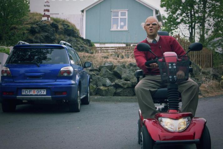 Í laginu leikur Steindi einn hrikalegasta gamla karl sem sést hefur í íslensku sjónvarpi.