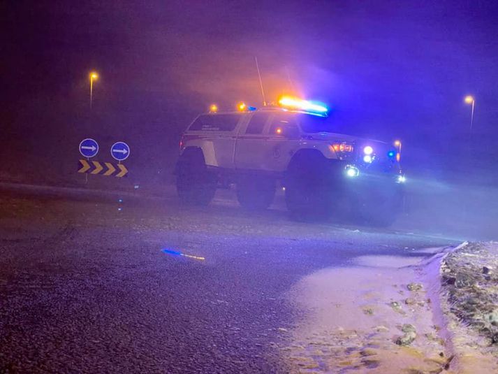 Björgunarsveitir Landsbjargar hafa verið að störfum víða á Suðurlandi og hafa einnig borist tilkynningar um fok á Kjalarnesi og höfuðborgarsvæðinu.