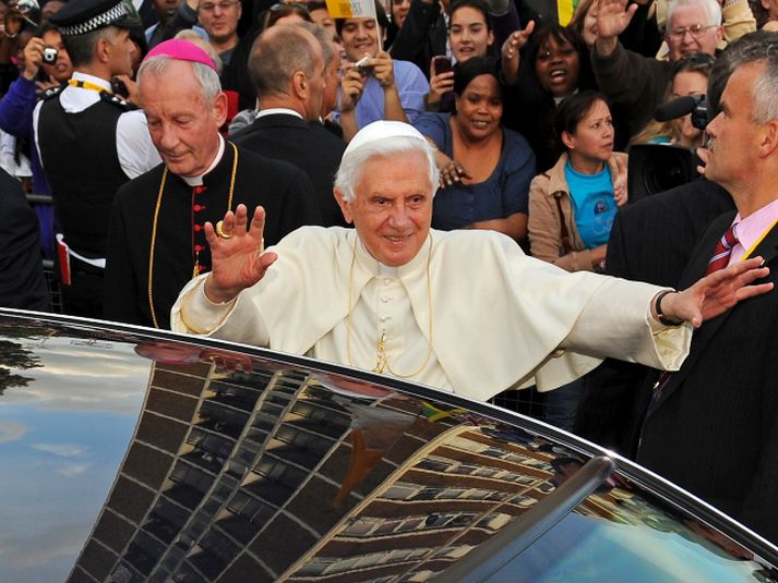 Benedikt XVI heimsótti Bretland seint á síðasta ári. Breskir skattgreiðendur þurfa að borga 1,3 milljarð króna fyrir heimsókn hans.