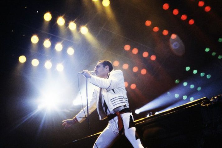 Freddie heitinn Mercury á tónleikum í París árið 1984.