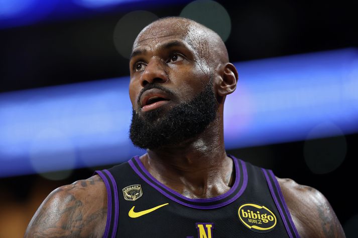 LeBron James ætlar að spila eitt tímabil í viðbót í NBA-deildinni en enginn veit enn með hvaða liði það verður.