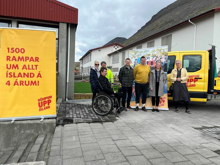 Frá Vinstri: Ástþór Skúlason (bóndi á Melanesi), Gunnþórunn Bender (forseti bæjarstjórnar), starfsmaður Rampa, Magnús Árnason (Verkefnastjóri Tálknafjarðar og Vesturbyggð), Páll Vilhjálmsson (formaður bæjarráðs), Gerður Björk Sveinsdóttir (Starfandi bæjarstjóri Sameinaðs sveitarfélags Tálknafjarðarhrepps og Vesturbyggðar) og Arnheiður Jónsdóttir (Sviðstjóri fjölskyldusviðs Tálknafjarðar og Vesturbyggð).