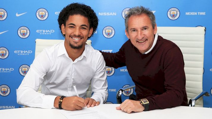 Douglas Luiz að skrifa undir samninginn við City