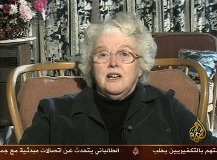 Biðlað til mannræningjanna. Kember talaði á ensku en lesið var yfir mál hennar á arabísku.