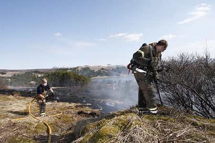 Slökkvilið berst við eldinn á Hvaleyrarholtinu.