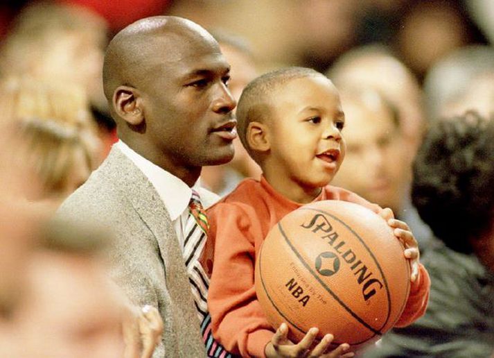 Litli Marcus Jordan fékk snemma áhuga á körfubolta. Hann er hér með pabba sínum árið 1993.