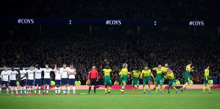 Leikmenn Norwich fögnuðu vel þegar Tim Krul varði lokaspyrnuna.