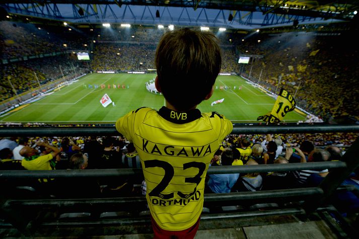 Þessi ungi maður kann vel við sig í áhorfendastúkkunni á Westfalenstadion.