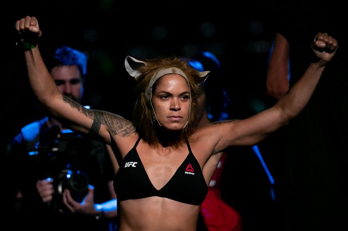 Amanda 'The Lioness' Nunes með ljónahúfu í vigtuninni í gær.