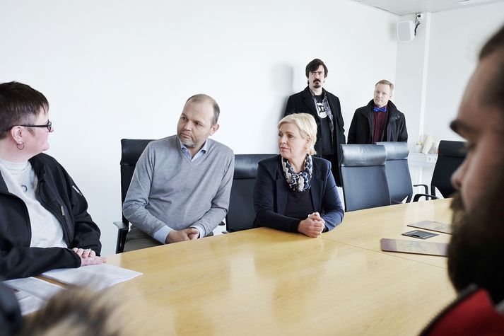 Mótmælendur funduðu með fulltrúum úr velferðarráðuneytinu í dag en fyrir aftan standa þingmennirnir Gunnar Hrafn Jónsson og Einar Brynjólfsson.