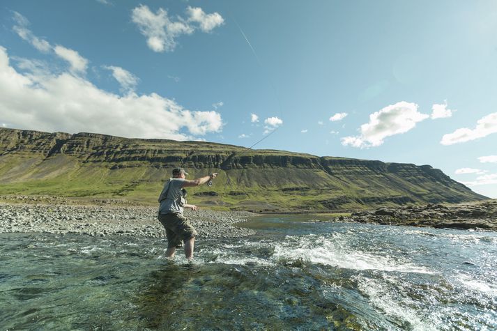 Stangveiðimaður við veiðar í íslenskri á með veiðistöng um fjórum til fimm sinnum styttri en þá sem spænski veiðimaðurinn rak í háspennulínuna í gær.