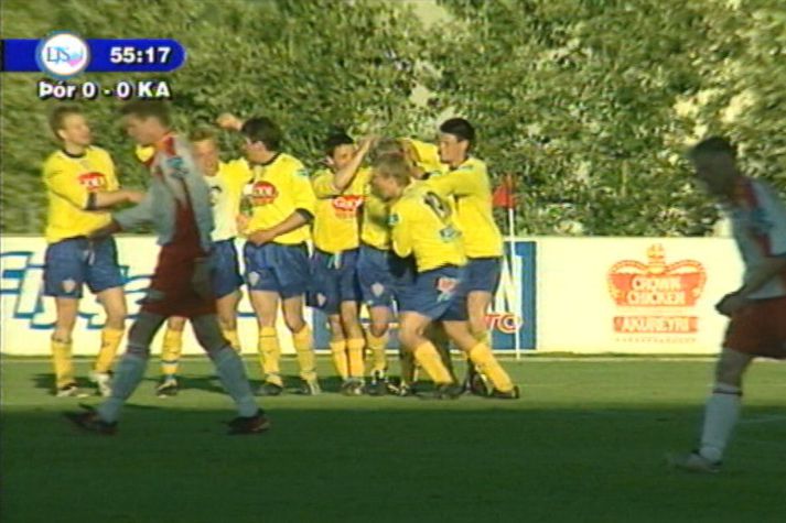 KA-menn fagna marki sigurmarki Neil McGowan gegn Þór árið 2002.
