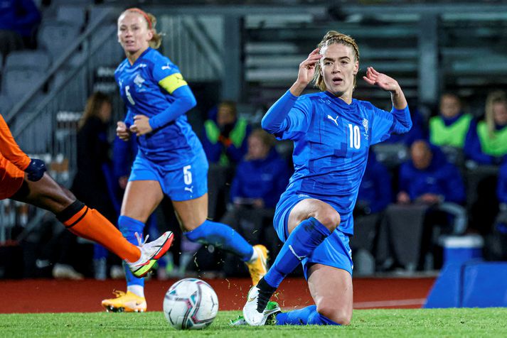 Gunnhildur Yrsa Jónsdóttir og Dagný Brynjarsdóttir í leiknum við Holland í undankeppni HM á þriðjudagskvöld. Þær eru á leið á EM í Englandi næsta sumar.