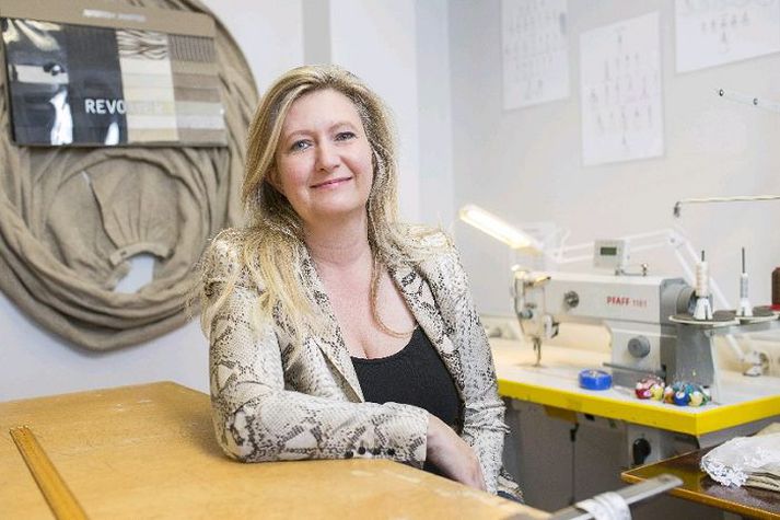 Edda Bára hefur í mörg ár sérsaumað kjóla og brúðarkjóla og starfaði meðal annars fyrir brúðarkjólabúðina Brides by Solo í Cambridge.