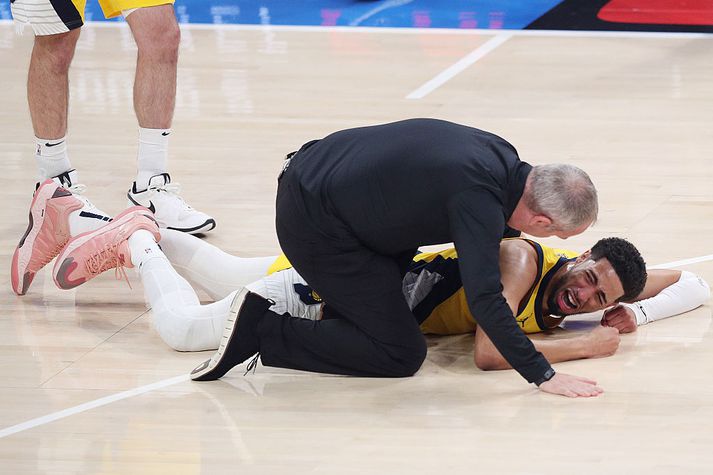 Tyrese Haliburton hafði farið mjög vel af stað í leik sjö, en svo meiddist hann alvarlega.   