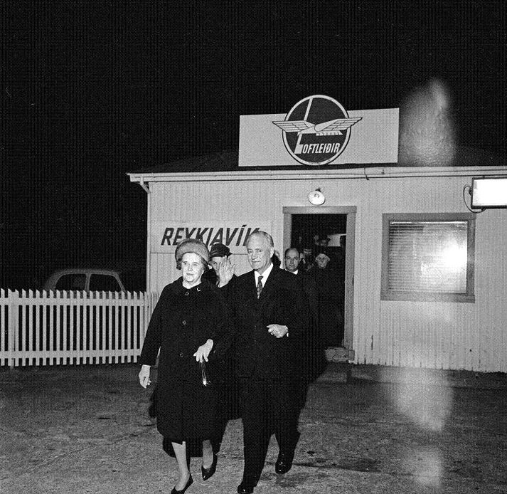 Ásgeir Ásgeirsson og Dóra Þórhallsdóttir á Reykjavíkurflugvelli 18 nóvember 1963. Förinni var heitið til Englands og Ingimundur Magnússon ljósmyndari Vísis mætti á staðinn til að festa viðburðinn á filmu. Mynd/Ljósmyndasafn Reykjavíkur
