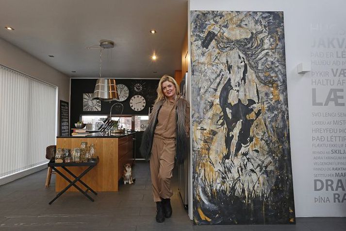 Maggý Mýrdal
"Málverkið af hestinum er eftir mig. Ég var í listaháskóla í Bandaríkjunum, The Art Institute, og hef mikinn áhuga á öllu sem viðkemur list og hönnun. Að mála mynd er eins konar vítamín fyrir mig og ég stefni á að halda sýningu með vorinu.“