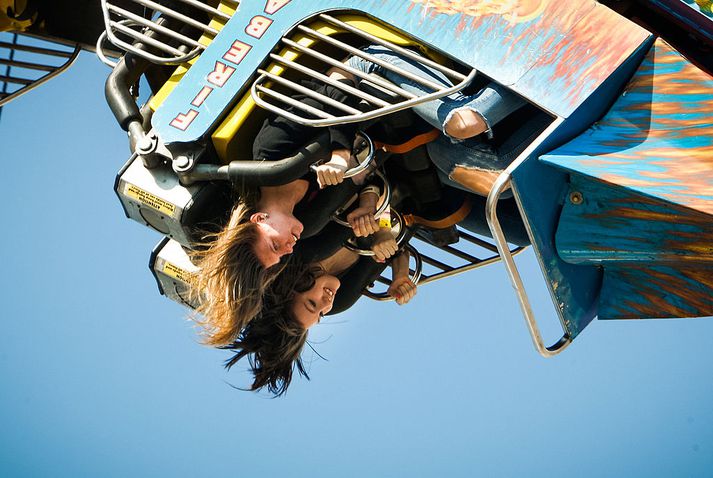 Farþegum sem setjast í tækið er sveiflað fram og til baka auk þess sem þeir snúast í hringi á miklum hraða.