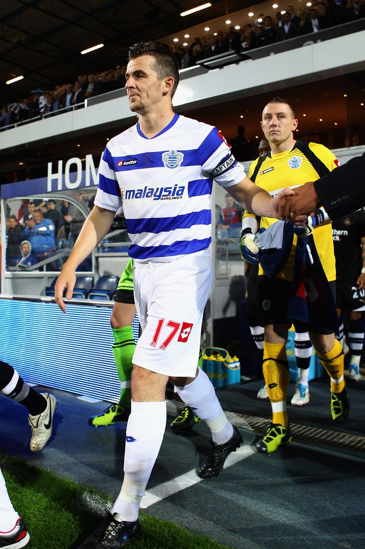 Joey Barton gengur hér inn á völlinn í gær með fyrirliðabandið.