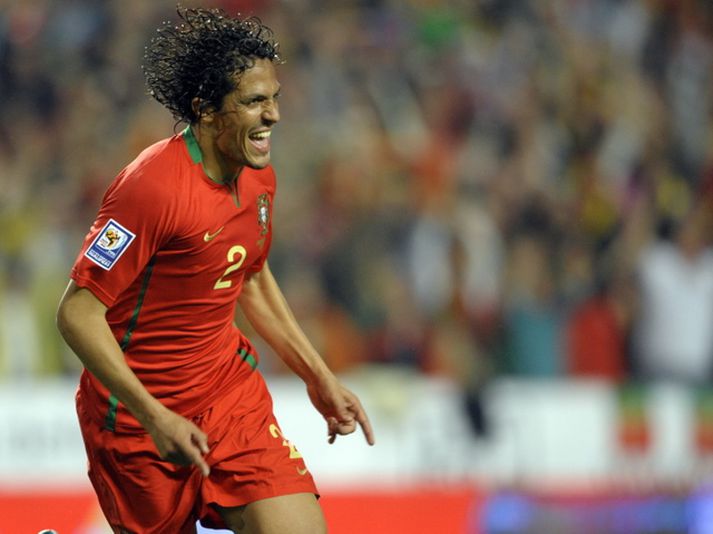 Bruno Alves fagnar marki sínu.
