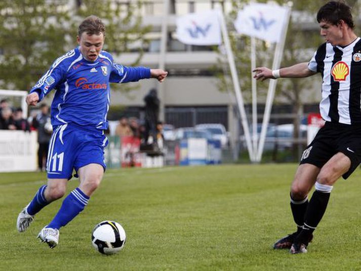Atli Guðnason úr FH og Mark Rutgers úr KR berjast í fyrri leik KR og FH í sumar sem FH vann 2-1.