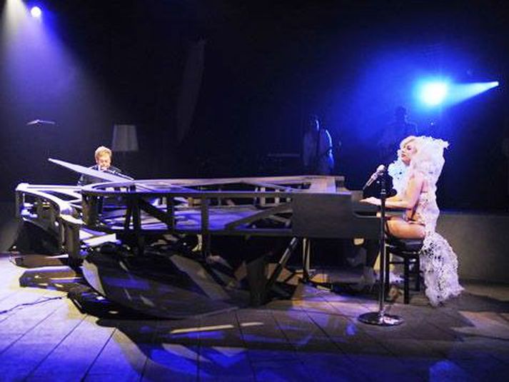 Lady Gaga klæddist jakkanum á árlegri góðgerðaskemmtun Eltons John árið 2010.