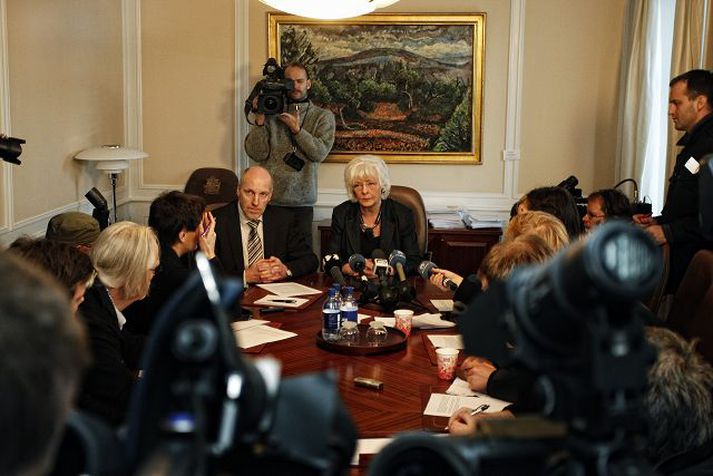 Steingrímur J. Sigfússon fjármálaráðherra og Jóhanna Sigurðardóttir forsætisráðherra svara spurningum fjölmiðla eftir ríkisstjórnarfund í stjórnarráðinu í hádeginu í gær. Þau lýstu vonbrigðum ríkisstjórnarinnar með þá ákvörðun Ólafs Ragnars Grímssonar að skrifa ekki undir Icesave-lögin. Fréttablaðið/GVA