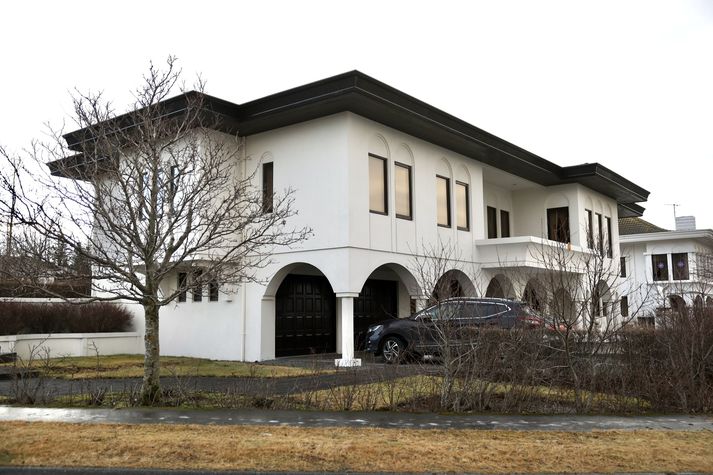 Um sex hundruð handskrifaðir miðar fundust á heimili fjölskyldunnar að Súlunesi í Garðabæ.