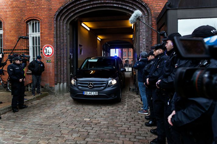 Carles Puigdemont í lögreglubíl fyrr í dag. Þýsk stjórnvöld hafa allt að 60 daga til að ákveða hvort hann verður framseldur til Spánar.