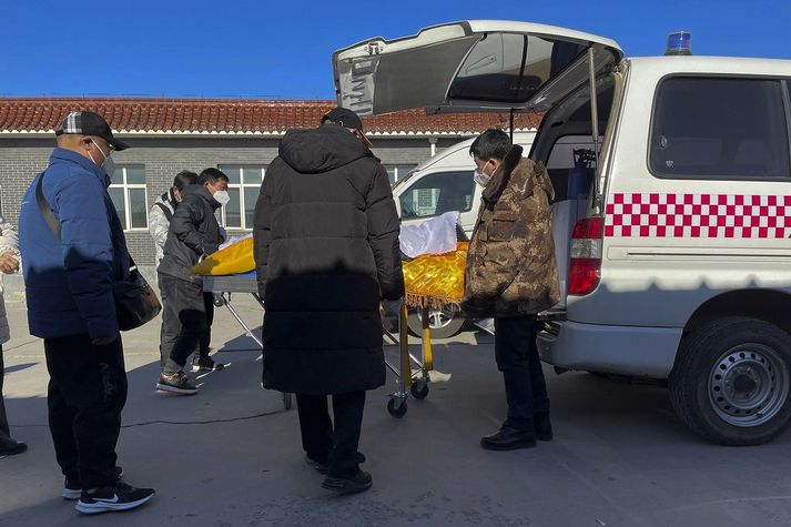 Lík flutt til brennslu í Hebei-héraði í Kína í morgun.