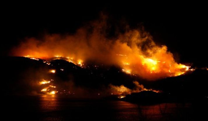 Mikill eldur kom upp í Hasvåg og Småvære í Norður-Noregi í nótt.