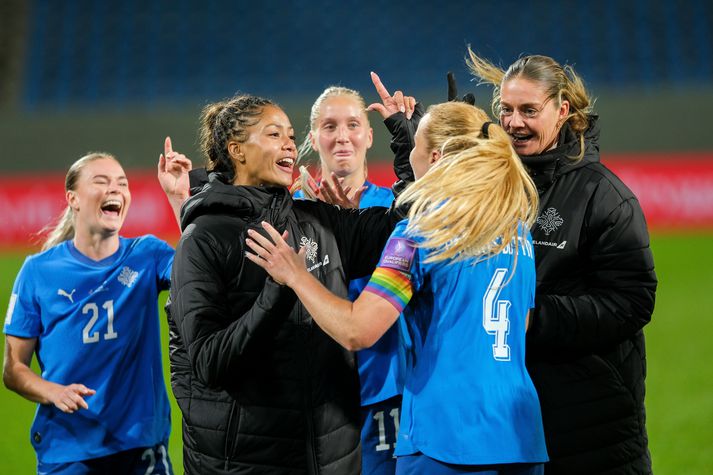 Sveindís Jane Jónsdóttir og Glódís Perla Viggósdóttir stigu sigurdans í lokin.