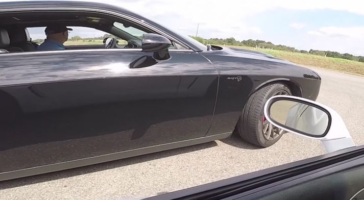 Sá gamli undir stýri á Dodge Hellcat SRT bíl sínum.