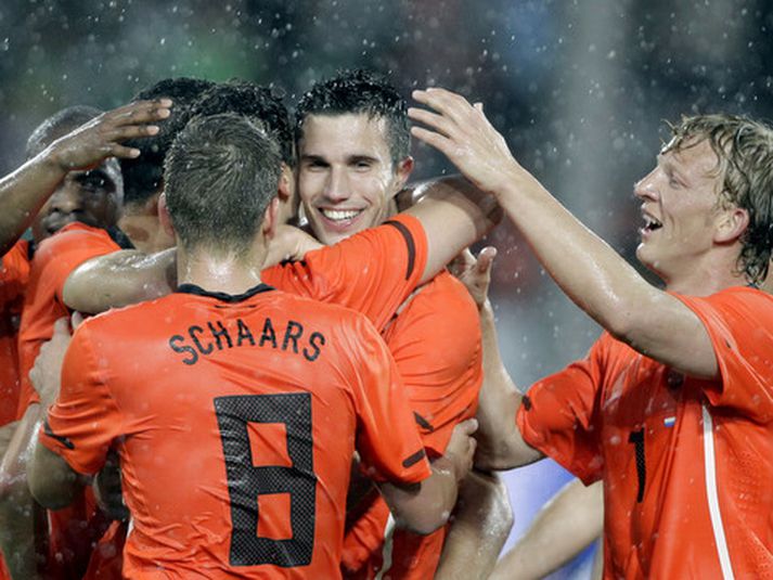 Robin van Persie fagnar öðru marka sinna í kvöld.
