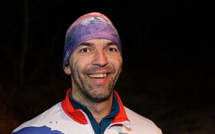 Adam telur að eftir keppni í Bakgarðshlaupi er best að fara í heitt bað og fá sér bjór.