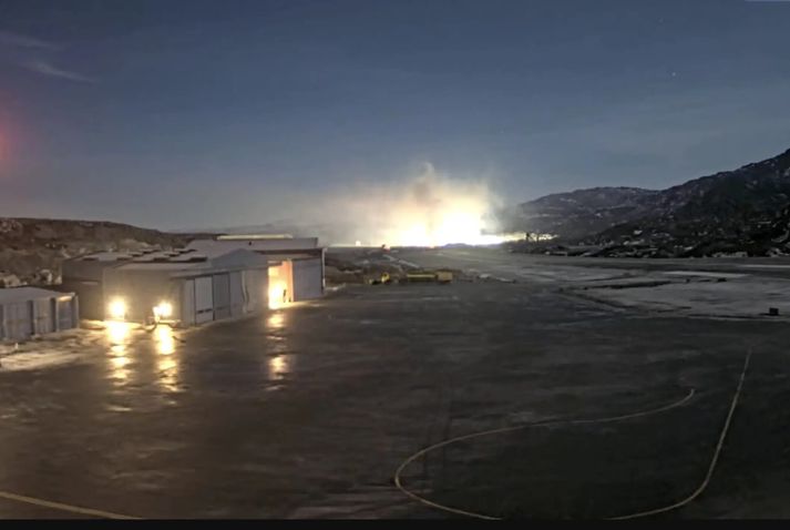 Unnið er að því að slökkva á eldinum þegar þetta er skrifað um miðnætti.