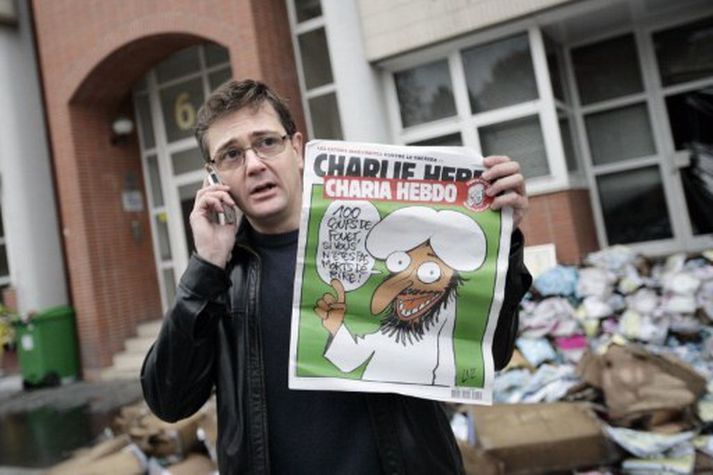Ritstjórinn Stephane Charbonnier fyrir utan skrifstofur Charlie Hebdo.