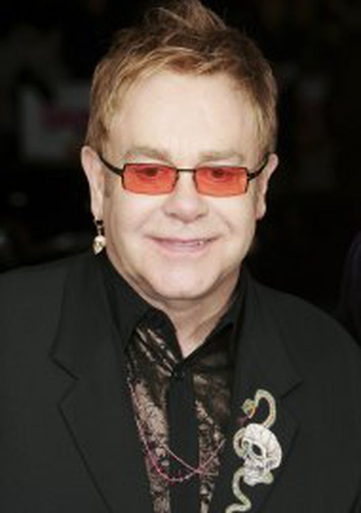 Elton John er frægur fyrir gleraugnaúrval sitt og lokkinn í eyranu.