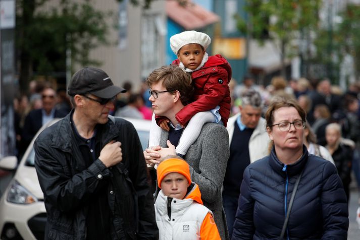 Alls voru 189.300 manns á aldrinum 16-74 ára á vinnumarkaði í október sem jafngildir 81,9% atvinnuþátttöku.